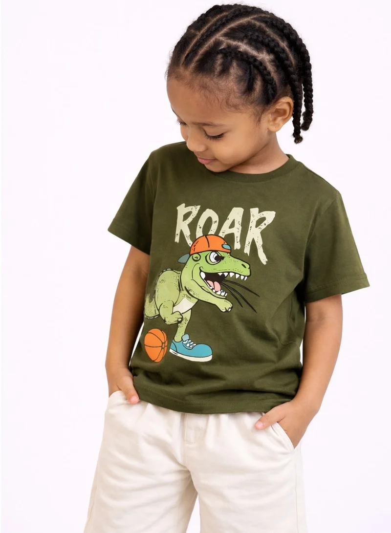 فكتور اند جين طقم تي شيرت كبير الحجم بطبعة ديناصور للأولاد وشورت كارجو كريمي